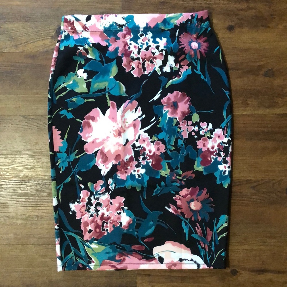 Brand new w/o tags floral pencil skirt. Medium.